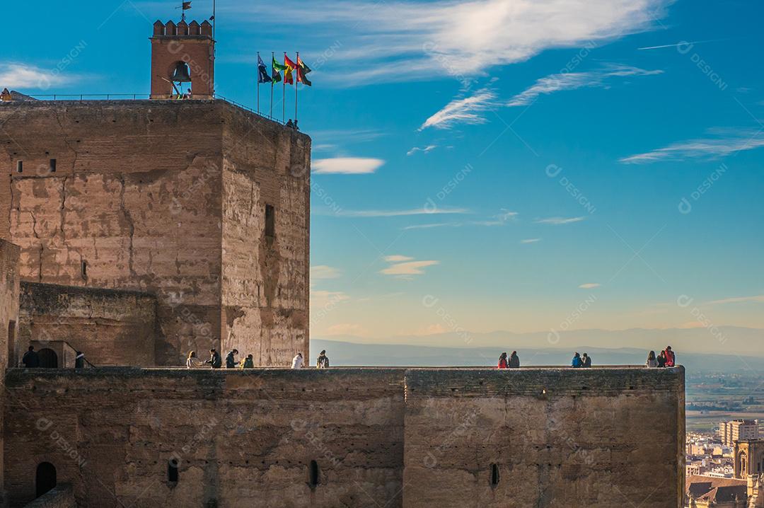 Vista de uma antiga fortaleza no complexo de Alhambra.