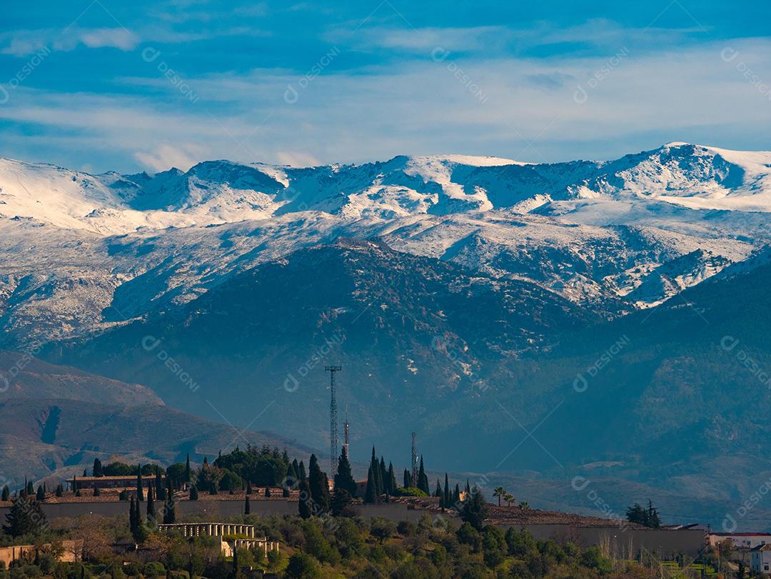 Vista panorâmica de serra Nevada com floresta verde.