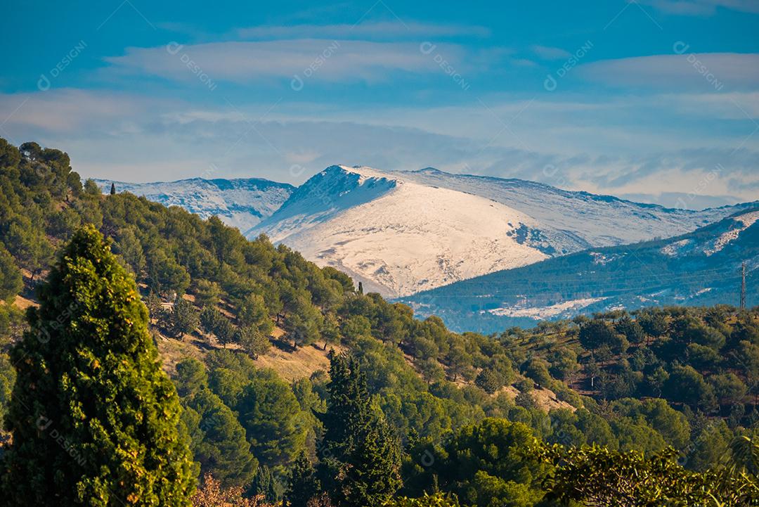 Vista panorâmica da Cidade de Granada com Serra Nevada em Segundo Plano .