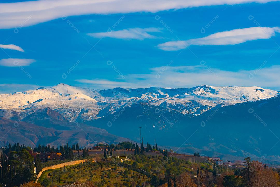 Vista panorâmica de Serra Nevada com floresta verde.