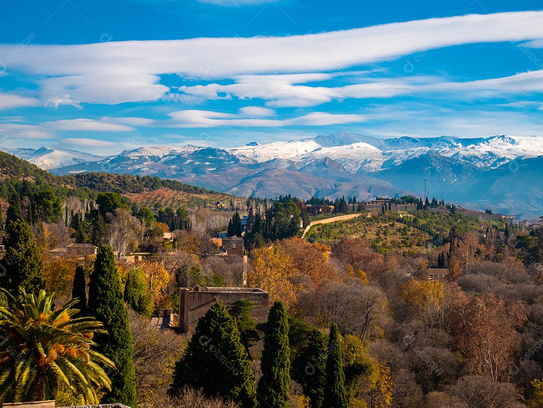 Vista panorâmica da Cidade de Granada com Serra Nevada em Segundo Plano .