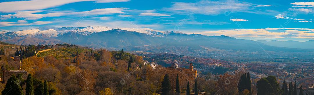 Vista panorâmica da Cidade de Granada com Serra Nevada em Segundo Plano .