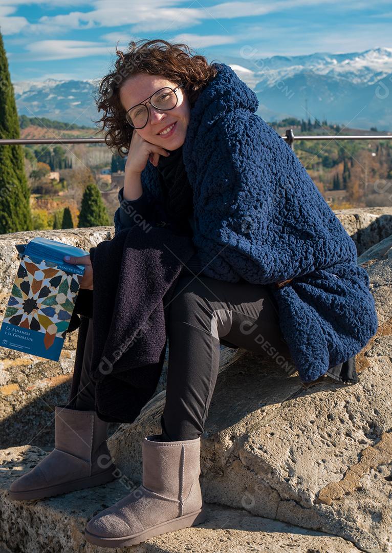Jovem usando óculos posando para a câmera.