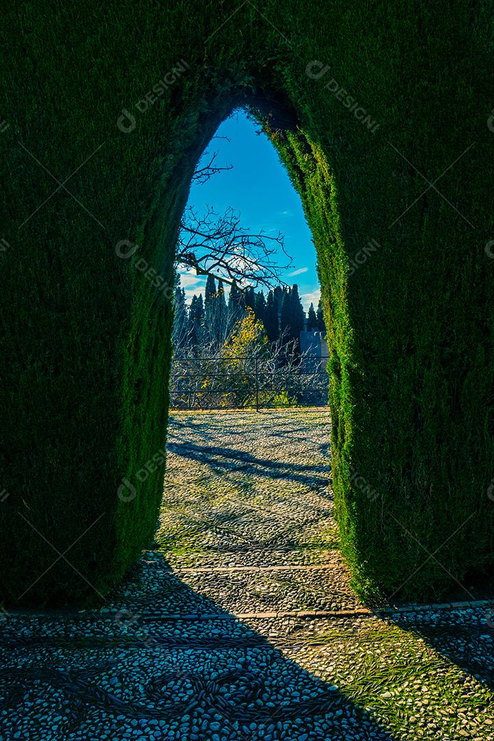 Paisagem através de um arco na alhambra.