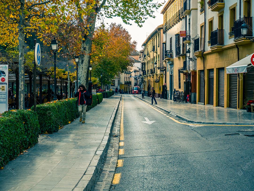 Vista do dia de inverno nas ruas de Granada.