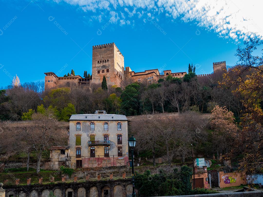 Vista do dia de inverno nas ruas de Granada