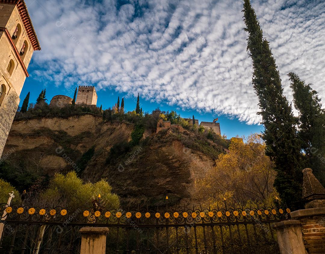 Vista de baixo ângulo de castelos em Alhambra