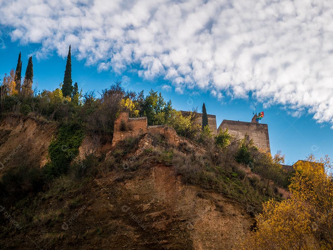 Vista de baixo ângulo de castelos em Alhambra