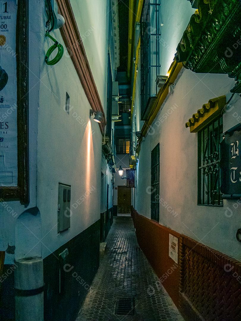 Ruas de Sevilha à noite em um dia chuvoso.