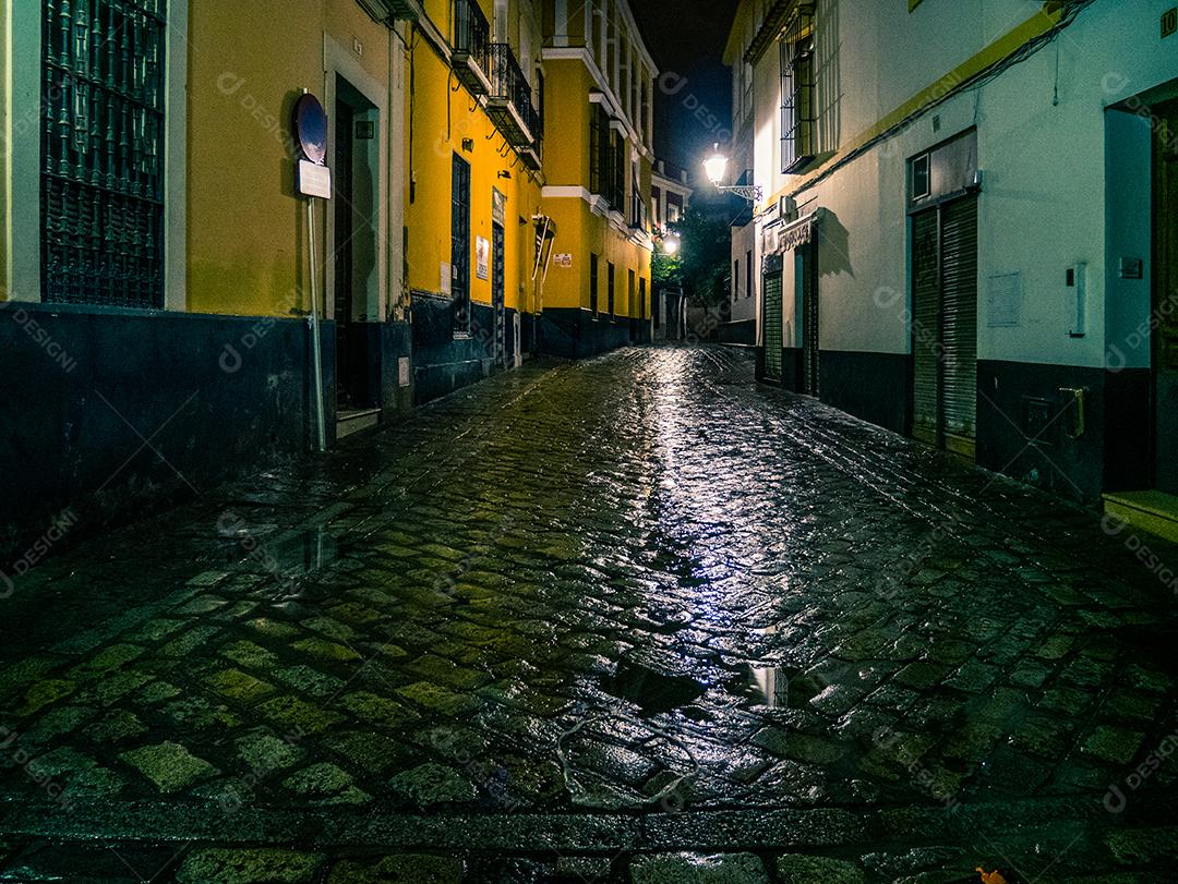 Ruas de Sevilha à noite em um dia chuvoso.