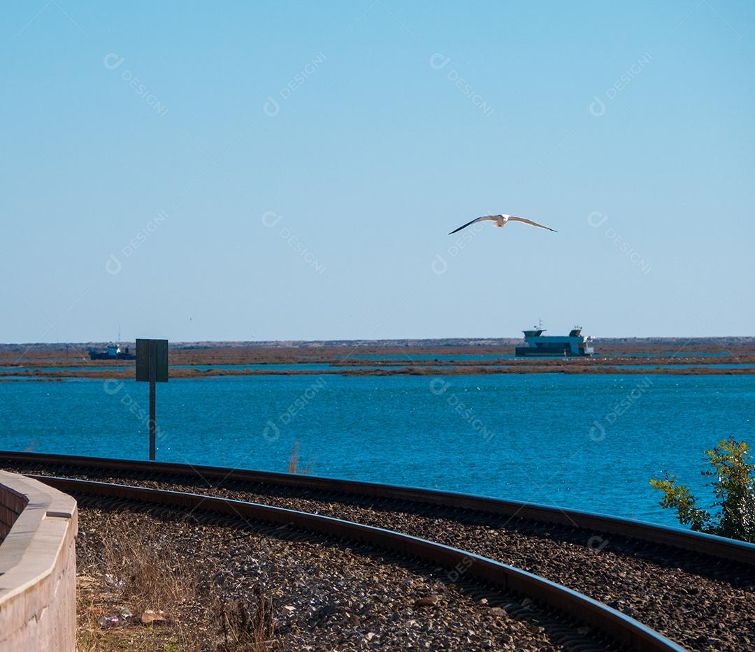 Estrada de ferro de Faro junto ao mar.