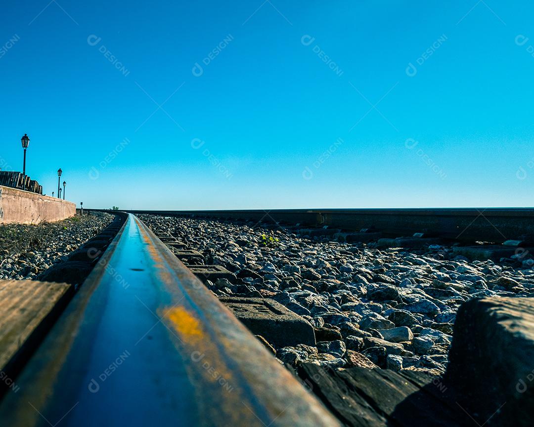 Estrada de ferro de Faro junto ao mar.