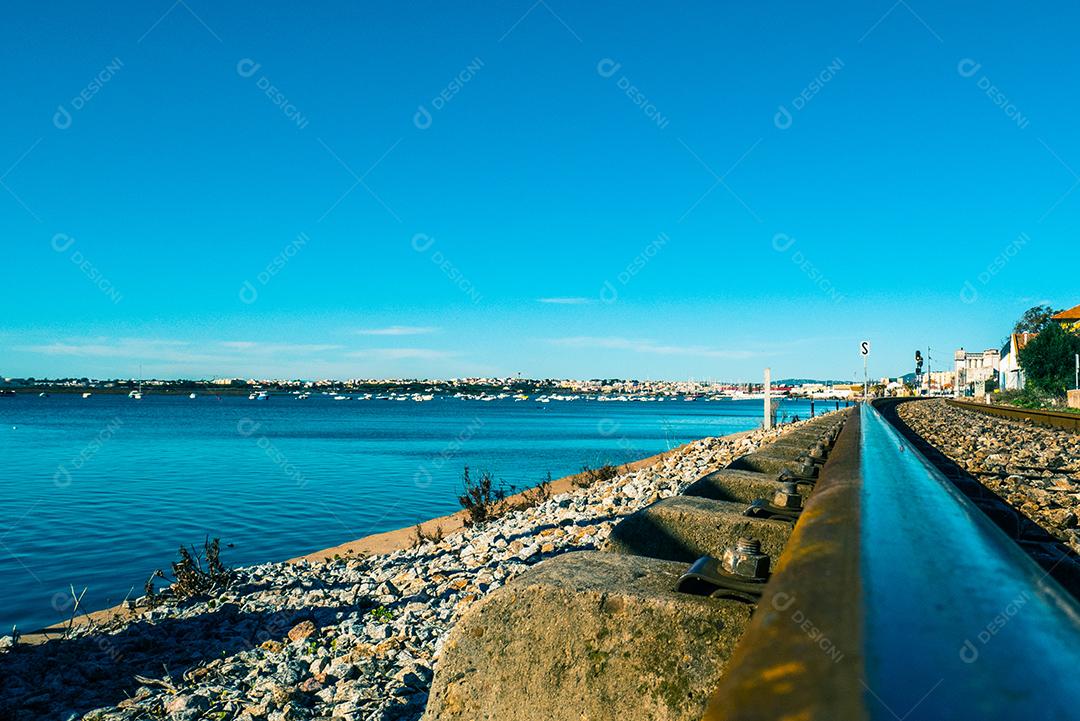 Estrada de ferro de Faro junto ao mar.