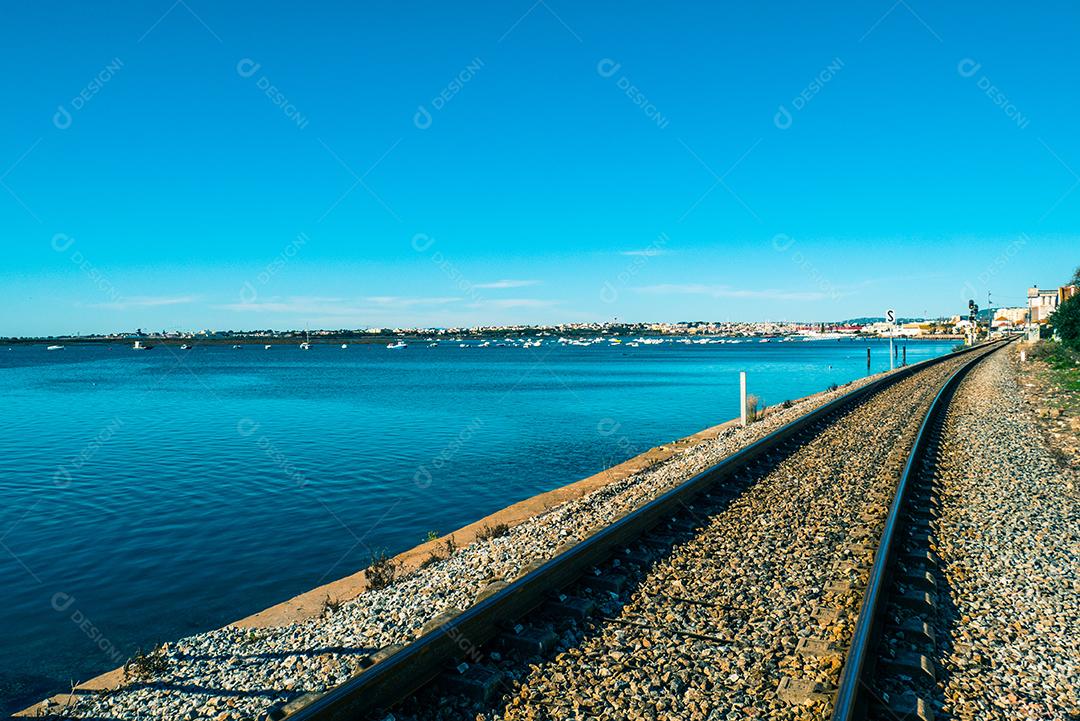 Estrada de ferro de Faro junto ao mar.
