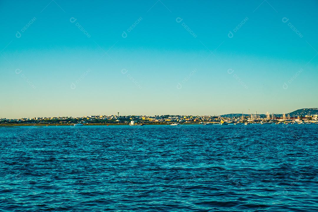 Vista panorâmica da cidade de Faro a partir do mar.