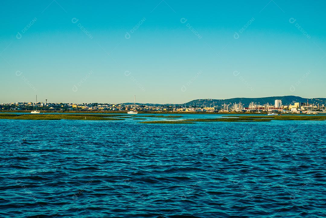 Vista panorâmica da cidade de Faro a partir do mar.
