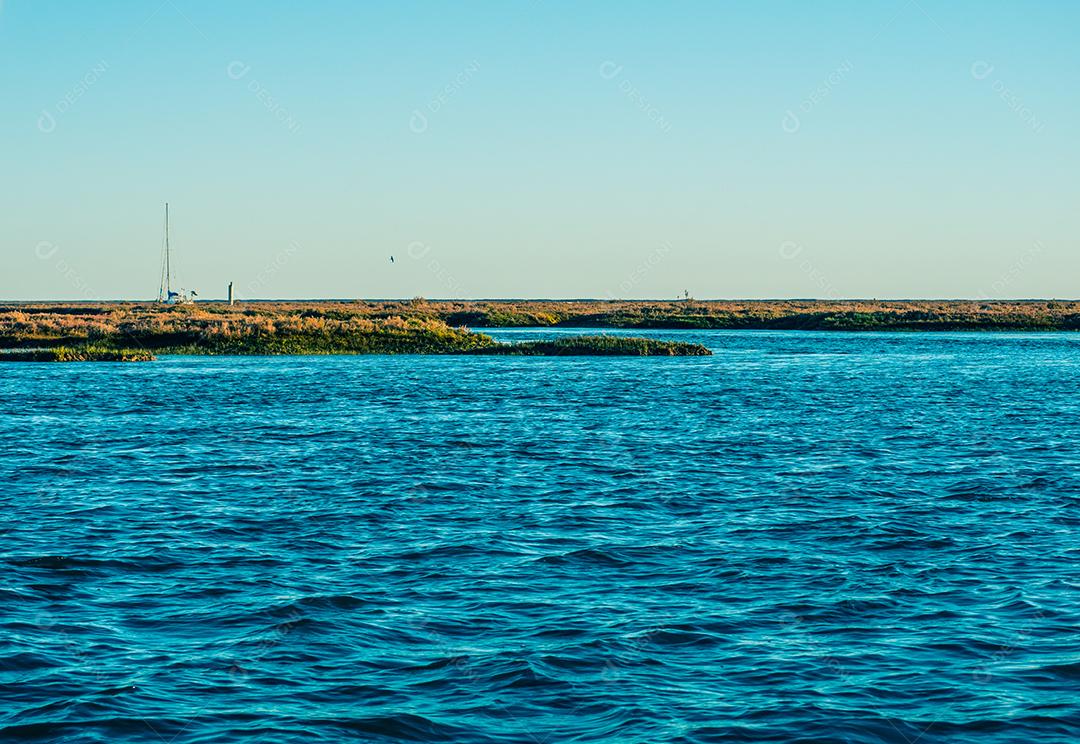 Vista panorâmica da cidade de Faro a partir do mar.
