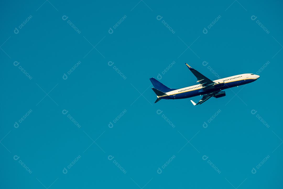 Avião à volta da Praia de Faro.