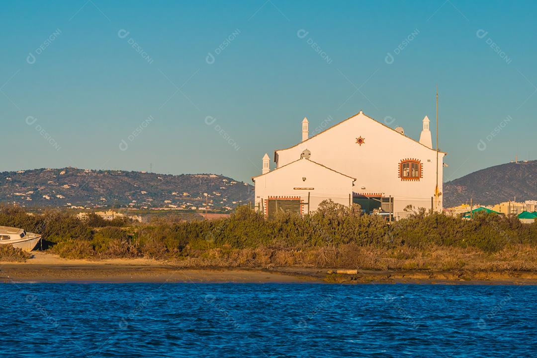 Casas em redor da Praia de Faro .