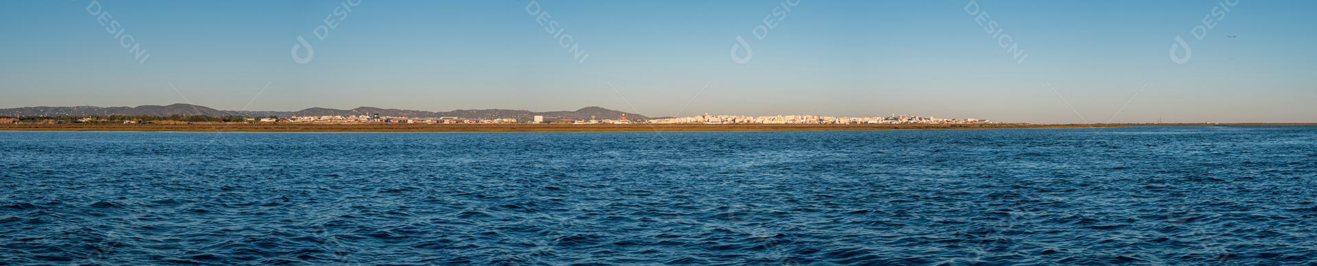 Vista panorâmica da cidade de Faro a partir do mar.