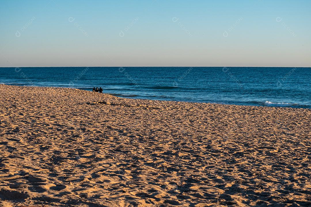 Pôr do sol colorido na praia de Faro.