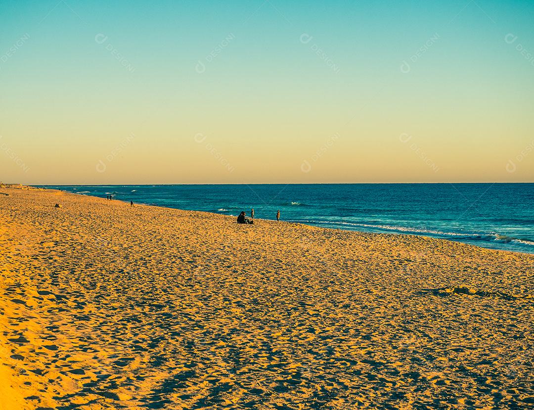 Pôr do sol colorido na praia de Faro.