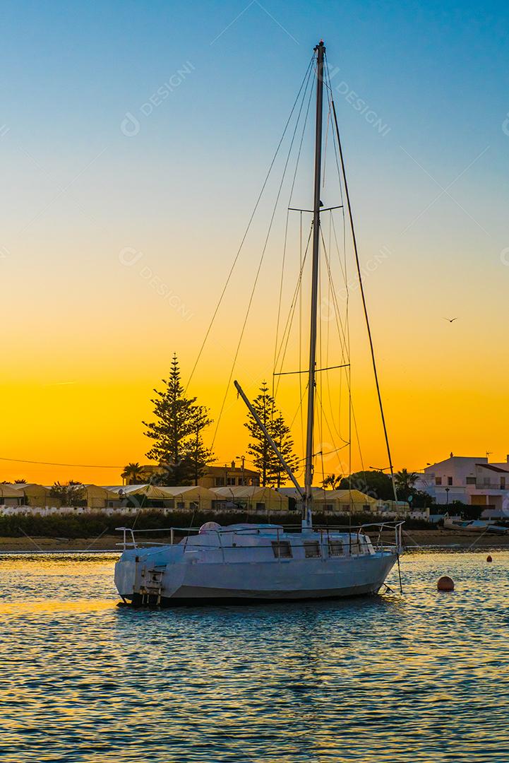 Vista de uma embarcação ao pôr do sol.