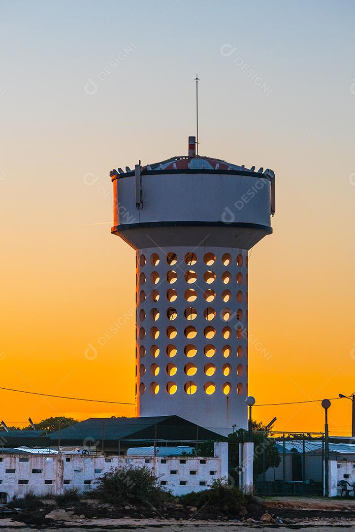 Pôr do sol na praia com sol no céu.