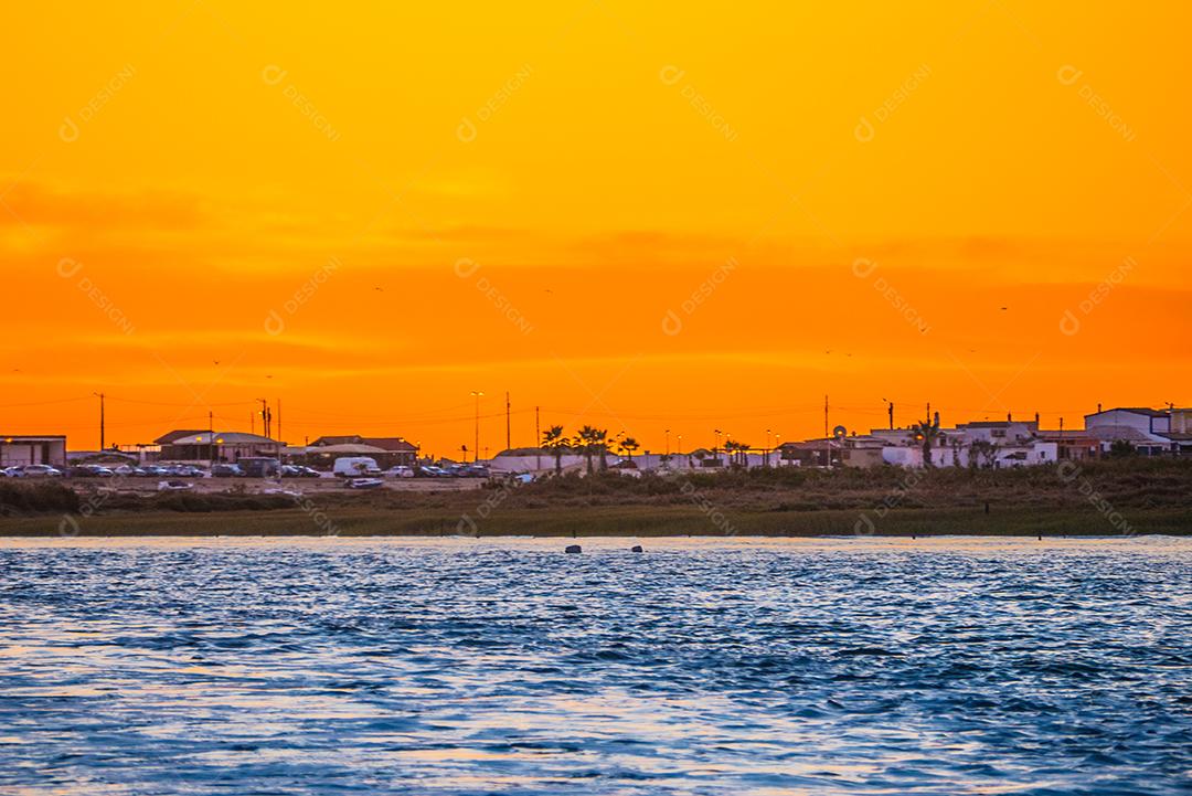 Pôr do sol colorido no Cais de Faro.