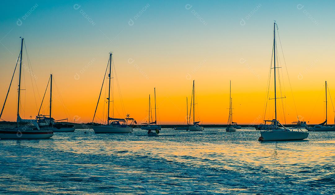 Veleiros na Praia de Faro ao pôr do sol.