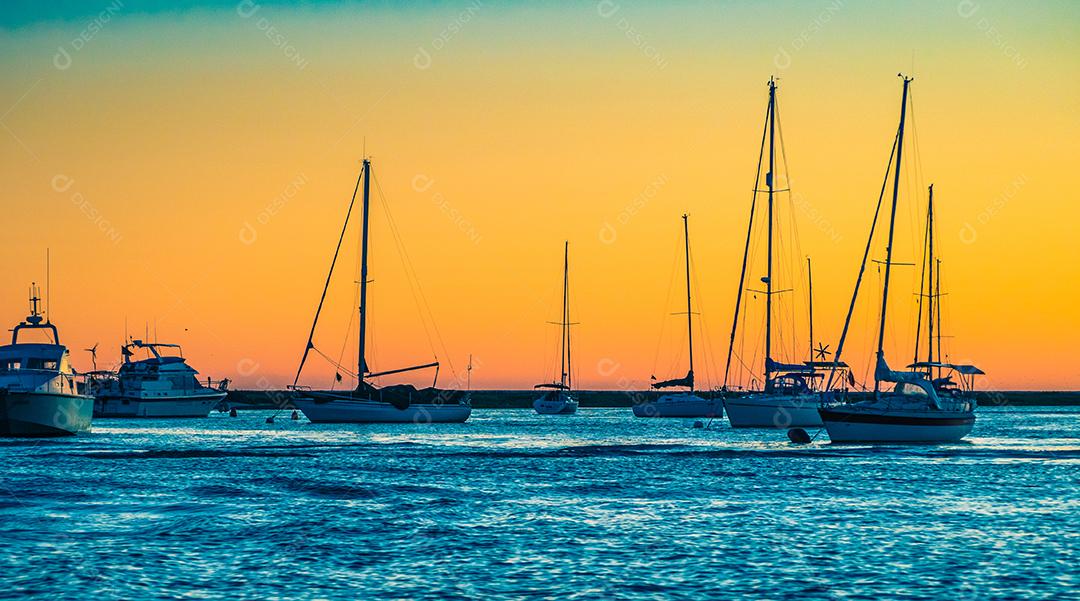 Veleiros na Praia de Faro ao pôr do sol.