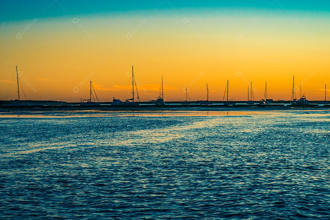 Veleiros na Praia de Faro ao pôr do sol.