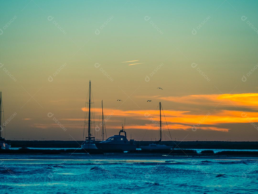 Veleiros na Praia de Faro ao pôr do sol.