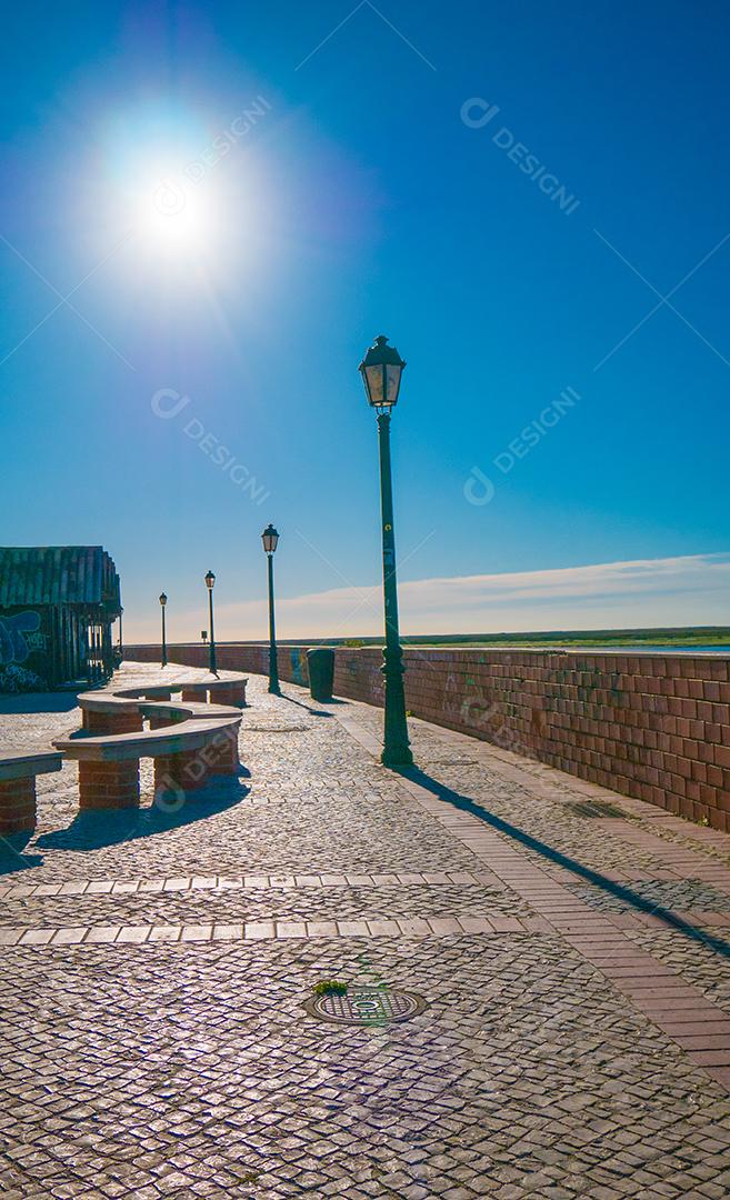 Calçada na Praia de Faro em dia de sol.