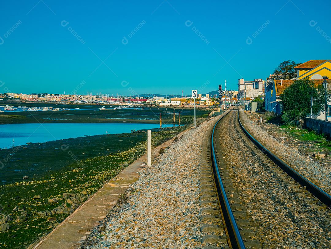 Estrada de ferro de Faro junto ao mar.