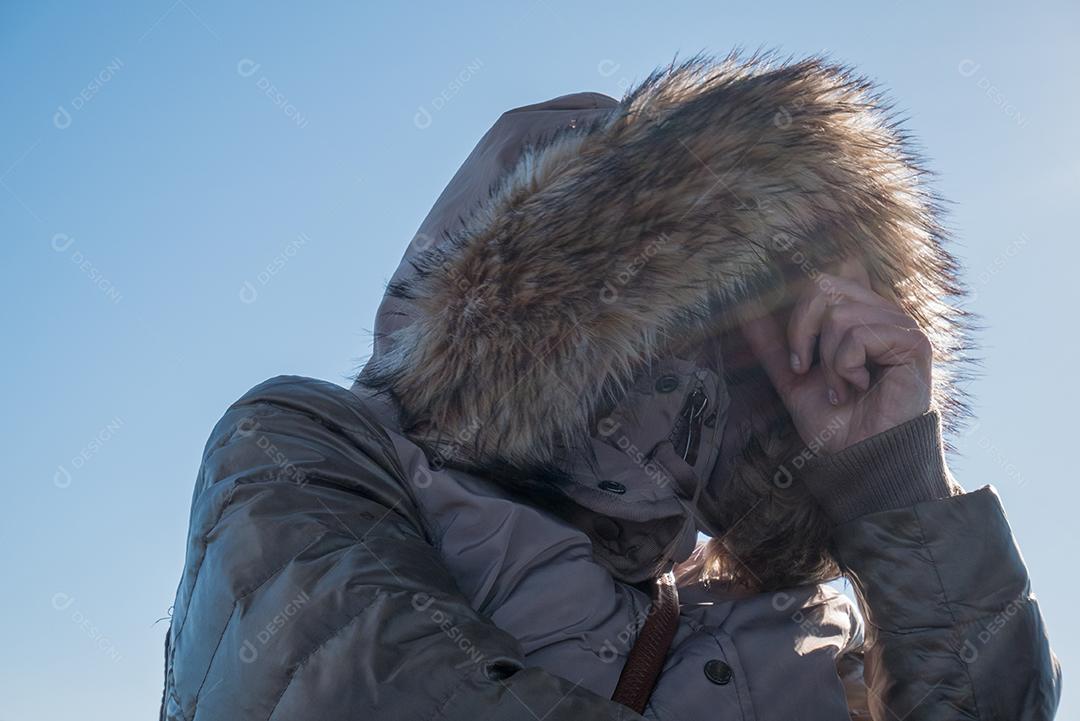 Mulher com um casaco de frio.