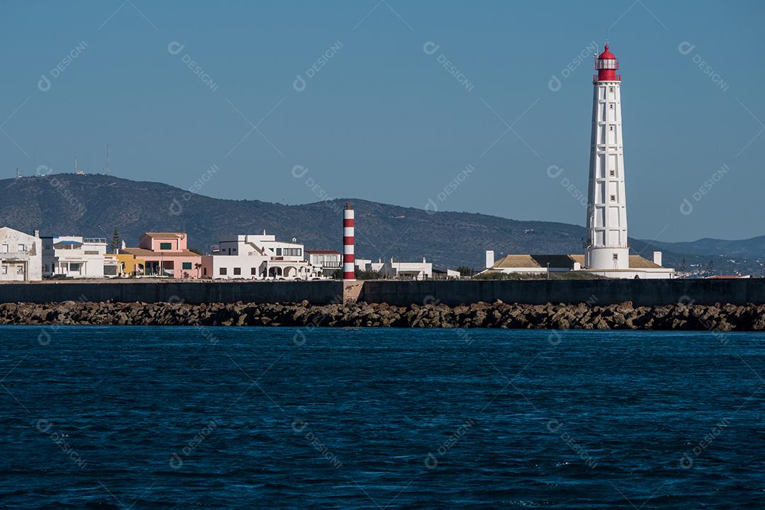 Vista ampla do Farol da Ilha da Culatra na Ria Formosa.