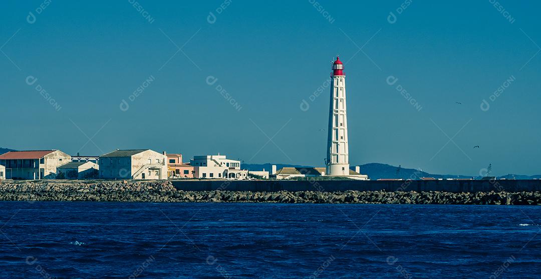 Vista ampla do Farol da Ilha da Culatra na Ria Formosa.