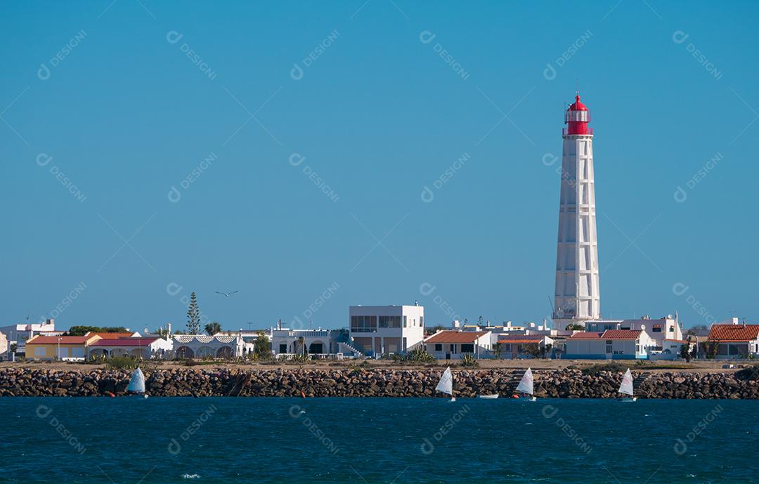 Vista ampla do Farol da Ilha da Culatra na Ria Formosa.