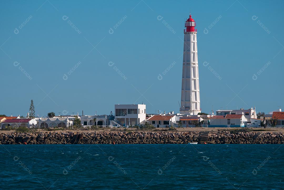 Vista ampla do Farol da Ilha da Culatra na Ria Formosa.