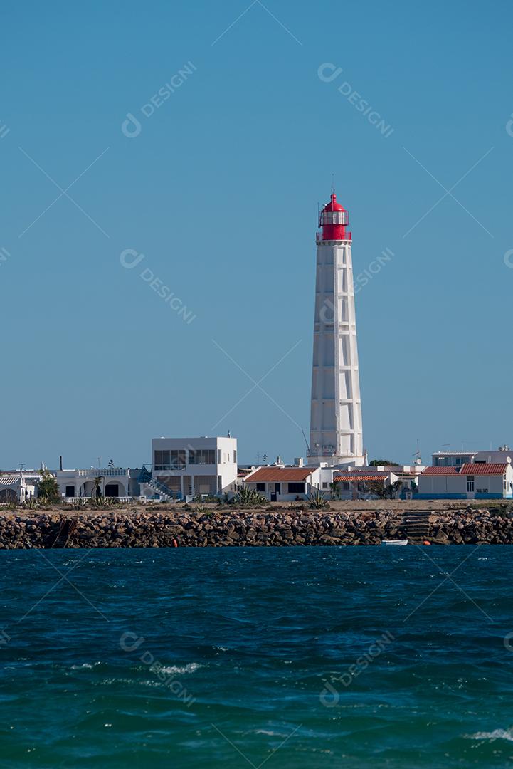 Vista ampla do Farol da Ilha da Culatra na Ria Formosa.