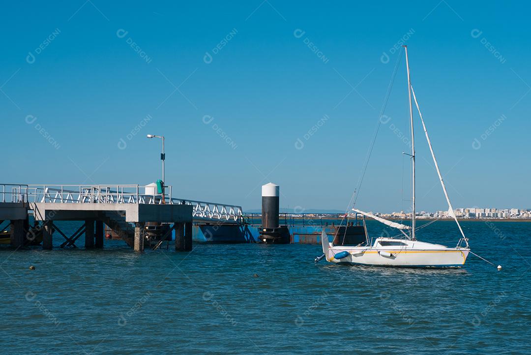 Veleiro parado no porto da Ria Formosa.