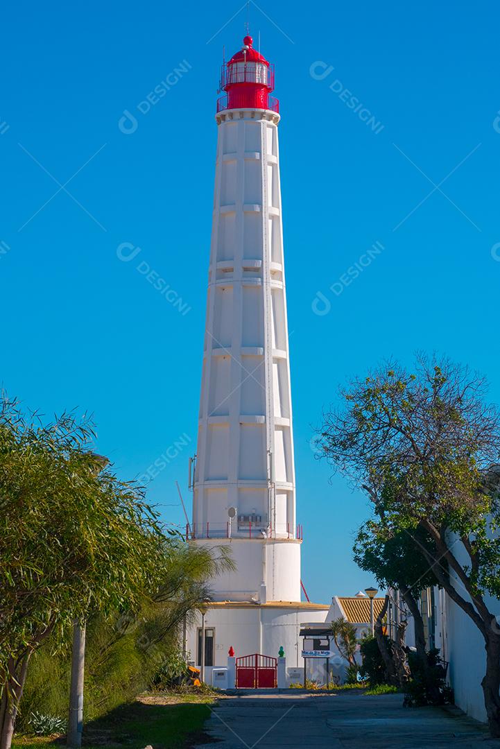Farol na Ilha da Culatra na Ria Formosa.
