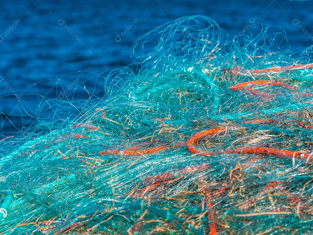 Vista de uma rede de pesca no cais.