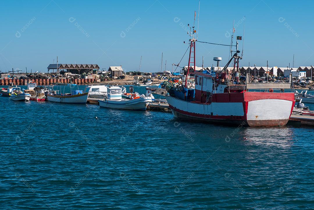 Barco de pesca parado no porto de Faro.