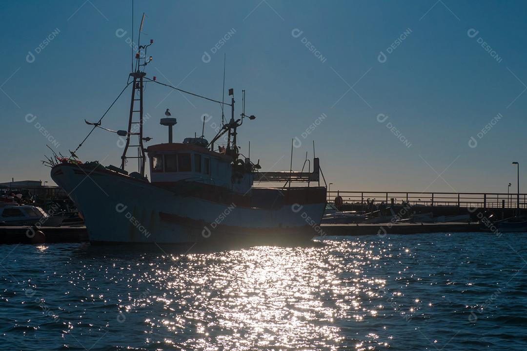 Barco de pesca parado no porto de Faro.