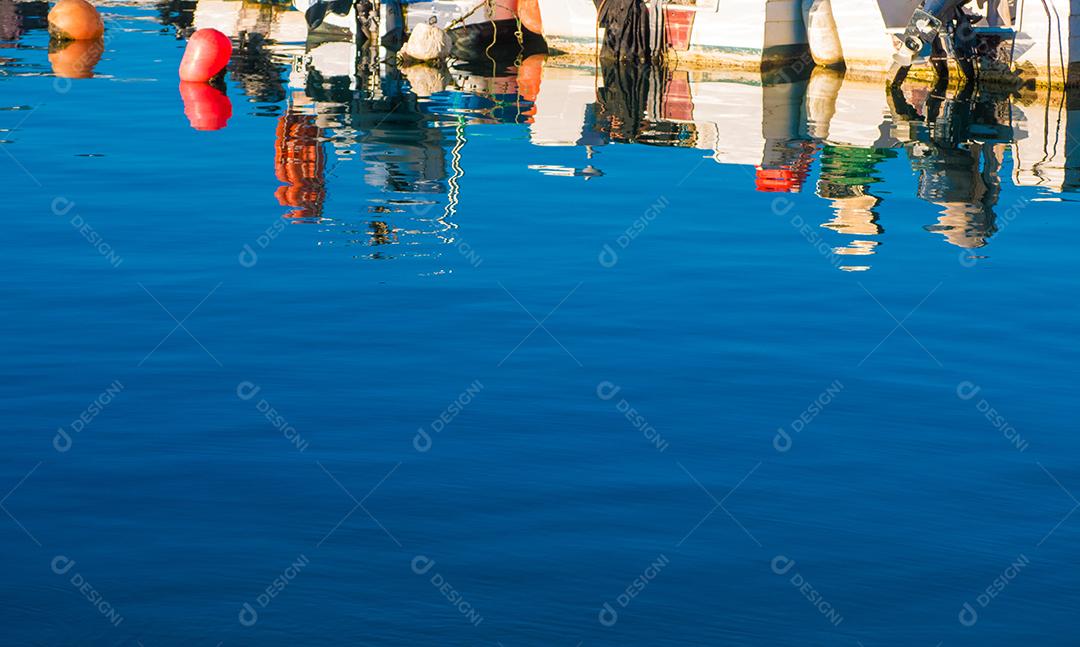 Faro, Portugal - 18 de dezembro de 2017: Reflexão de Barcos parados no Píer do Faro.