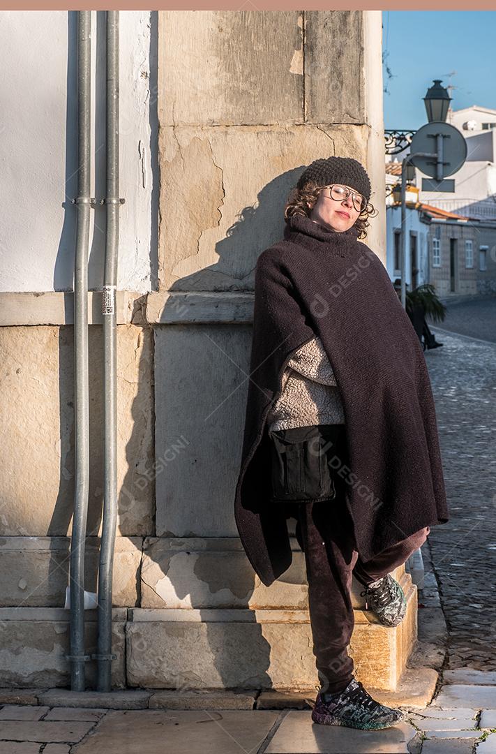 Linda mulher posando nas ruas de Faro.