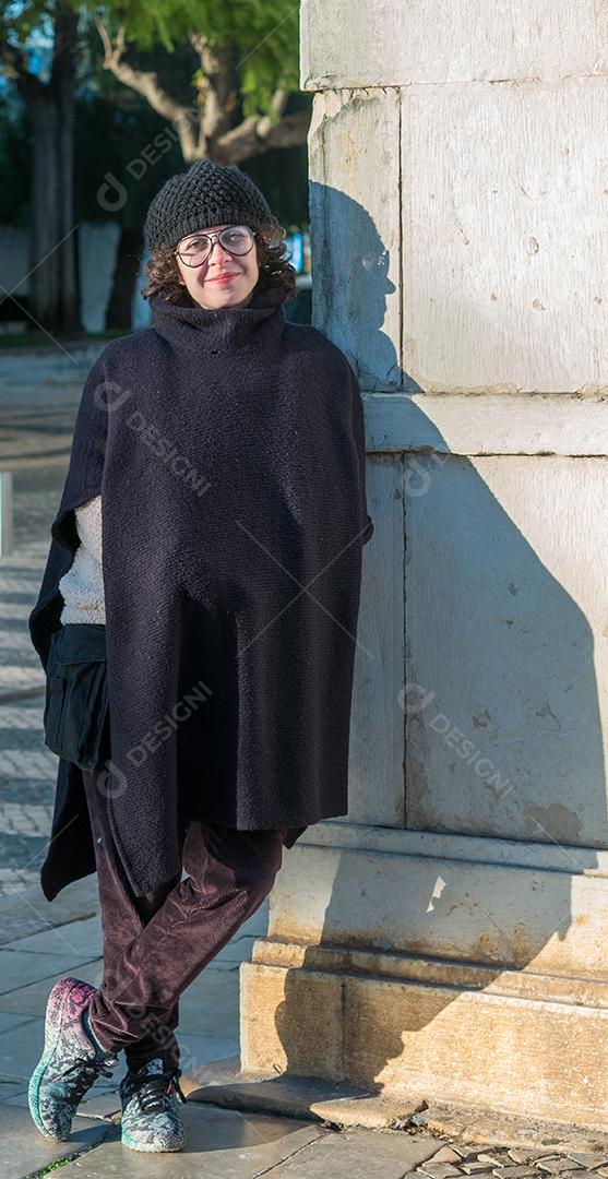 Linda mulher posando nas ruas de Faro.