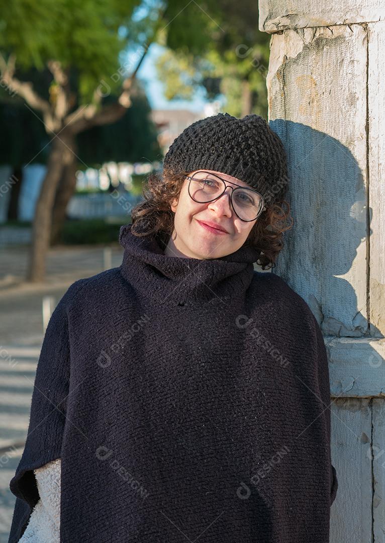 Linda mulher posando nas ruas de Faro.